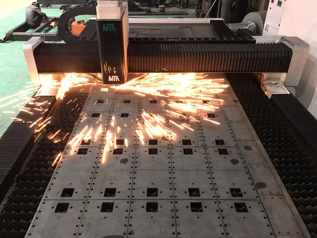 Hình minh họa quy trình gia công thép tấm CNC theo yêu cầu, các bước cắt chính xác cho sản phẩm chất lượng cao