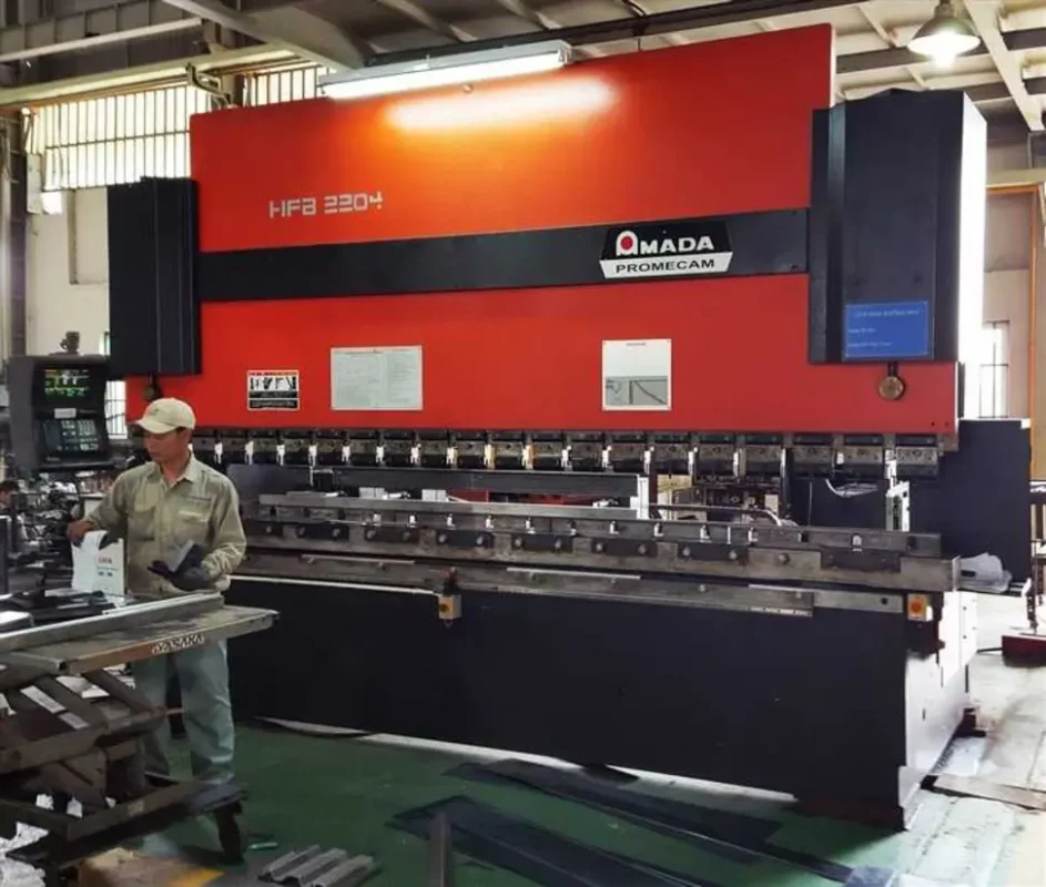 Chấn thép tấm dài công nghệ Nhật Bản tại xưởng cơ khí TP.HCM chuẩn ISO