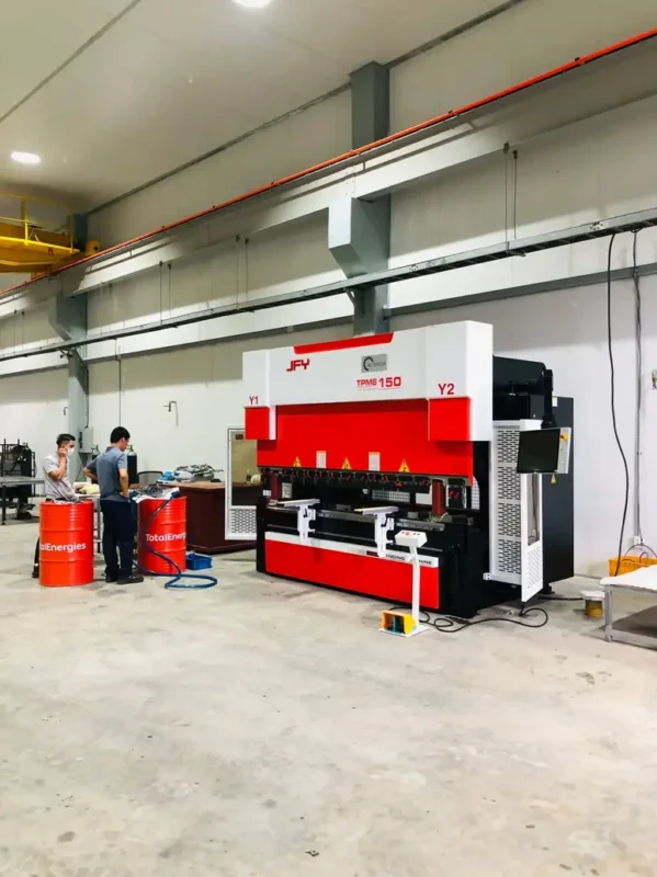 Máy chấn thép nhập khẩu CNC gia công thép tấm dày đạt chuẩn quốc tế cho công trình TP.HCM